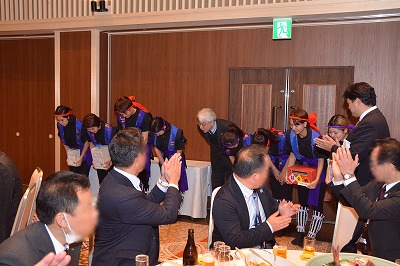 募金活動をする学生