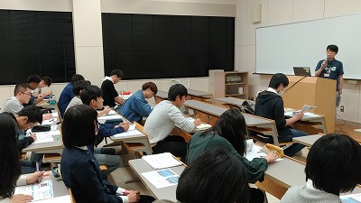 写真：熱心に話をする津山市保健福祉部担当者