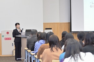 写真：卒業研究発表の様子。女子学生1名