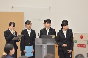 写真：卒業研究発表の様子。女子学生7名のグループ