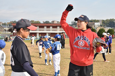 写真：投手講習で熱心に指導するちば選手