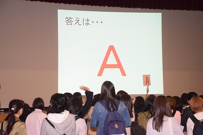 クイズに参加する1年生たち