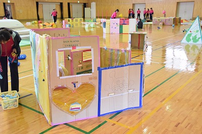体育館で遊ぶ様子