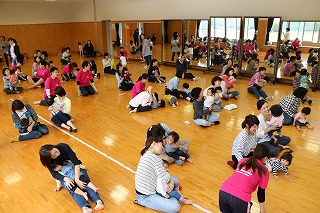 写真：サブアリーナに広がって親子ふれあいあそびを楽しむ親子と学生たち