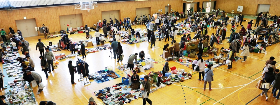 写真：体育館で掘り出し物を買い求めるたくさんの地域の方