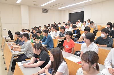 写真：熱心に聞く下級生たち