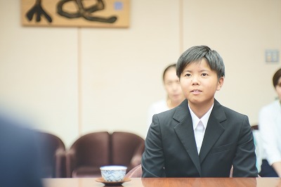 写真：決意を述べる比嘉さん