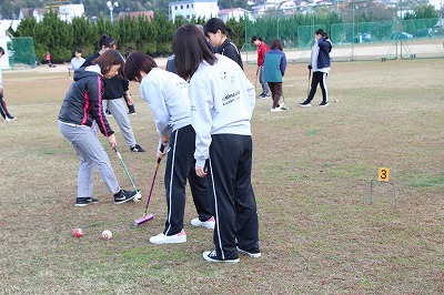 ゲートボールをする学生