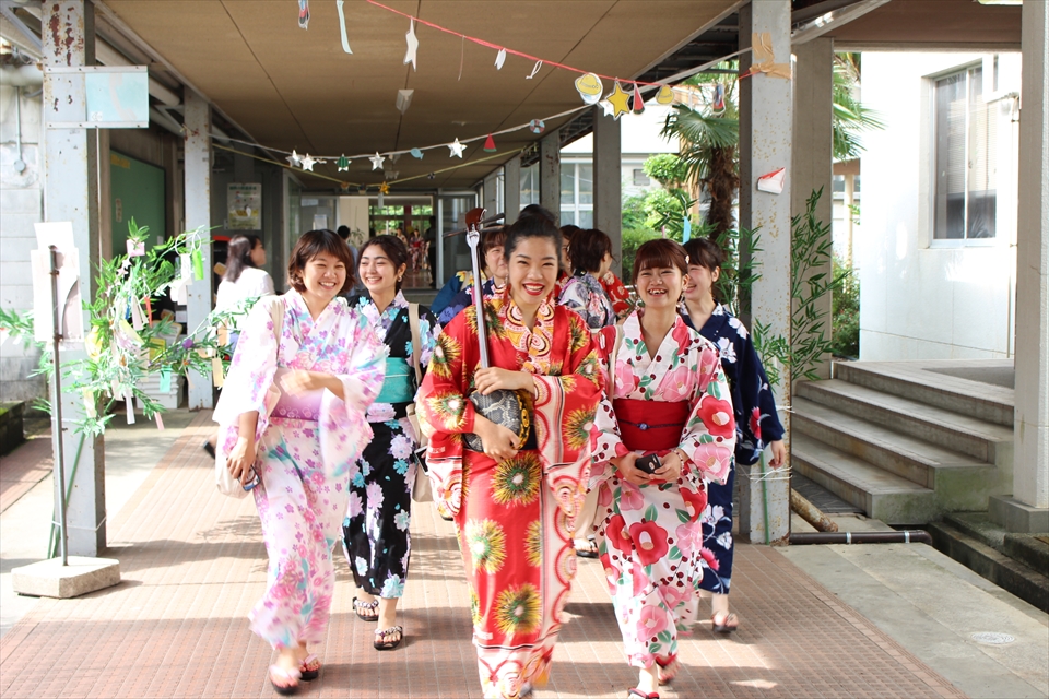 写真：浴衣を着て廊下を歩く女子学生