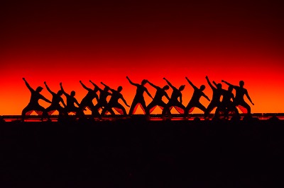 写真：黒ダンスチームのダンス