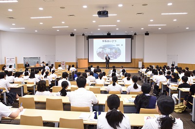 写真：全体会の冒頭で参加者に向け、あいさつをする学長