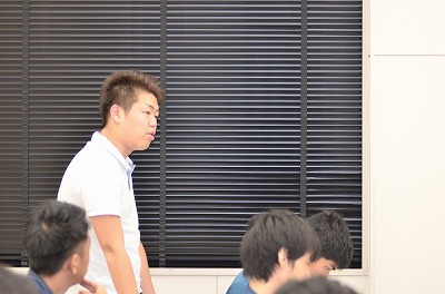 写真：質問をする学生