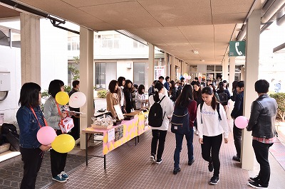 写真：たくさんの学生や教職員が買い物にきている