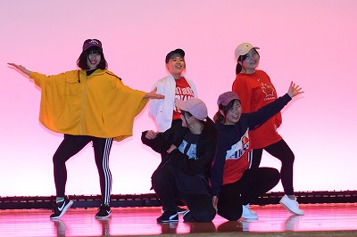 写真：サークルそれぞれの発表の様子。ストリートダンスサークルの発表