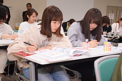 講義を真剣に聞く学生
