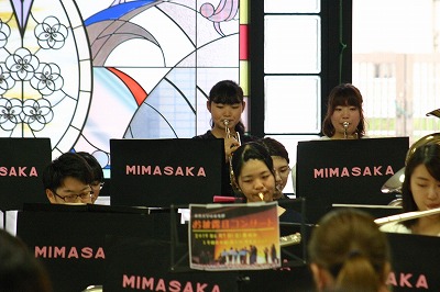 楽器を演奏する学生の姿
