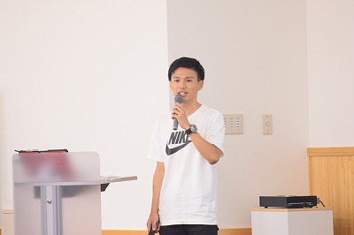 プレゼンする学生