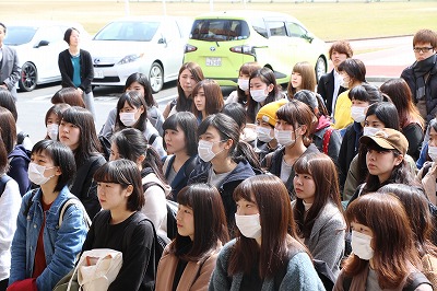 写真：真剣な表情で聞く学生たち