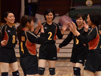写真：得点を決めて、選手同士でタッチ