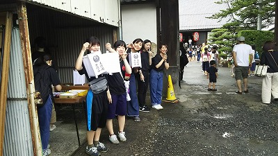 写真：手持ち提灯をもってポーズ