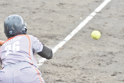 写真：タイブレーカーの8回裏の送りバントをする荻野さん