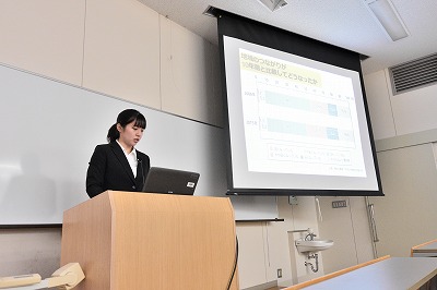 写真：卒業研究の発表会の様子。発表する女子学生