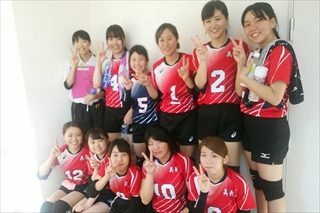 写真：女子ばれー部の集合写真