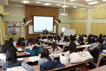 写真：酒税のしくみについてスライドを用いて説明する講師