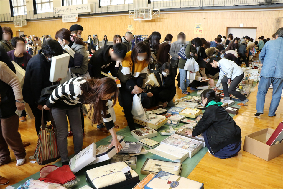 写真：日用品販売コーナーに群がる大勢の地域の人