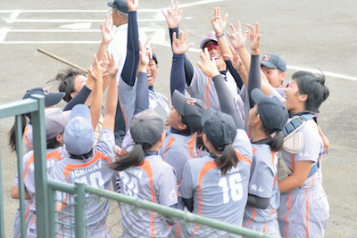 写真：試合開始直前に円陣を組む選手たち