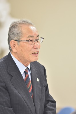 写真：激励の言葉を述べる藤原理事長