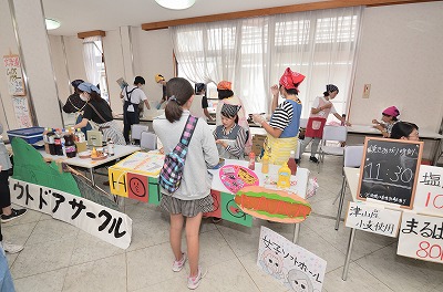 写真：白梅祭。模擬店。アウトドアサークルPeaksと女子ソフトボール部