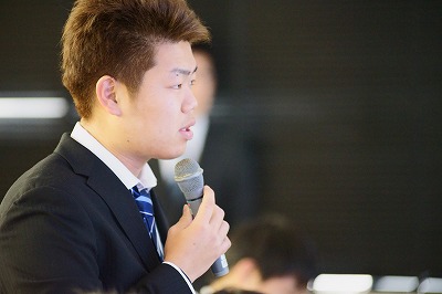 写真：発表者に質問をする下級生
