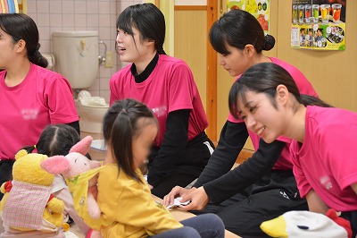 子供たちと触れ合う学生