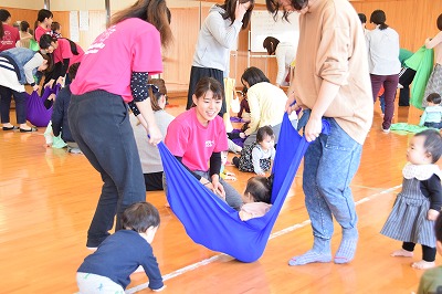親子で運動遊びの様子