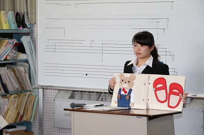 写真：制作した布絵本を見せる学生