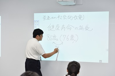 写真：学科ごとのイベントで発言する先生