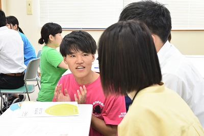 写真：社会福祉学科の学科イベントの中の座談会で自分の生活ことや授業のことを熱心に話をする学生スタッフ