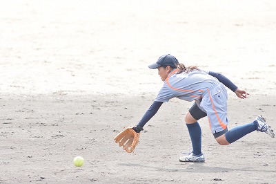写真：セカンドゴロに飛びついて捕球するゆぶたさん