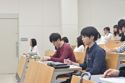 写真：熱心に聞く学生