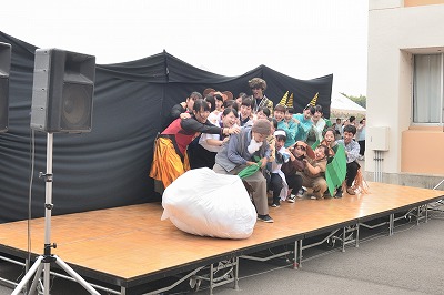 写真：白梅祭。ステージイベント。児童文化研究部の劇