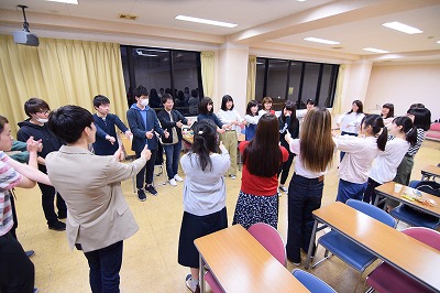 交流ゲームを楽しむ学生