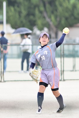 選手がボールを投げる姿