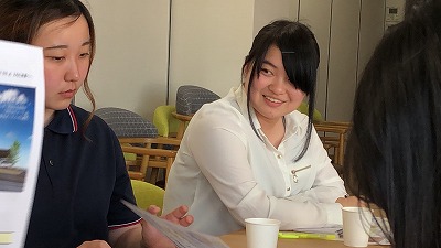 学生が話す様子
