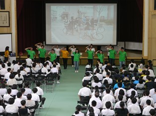写真:劇の冒頭にダンスを踊る大勢の学生