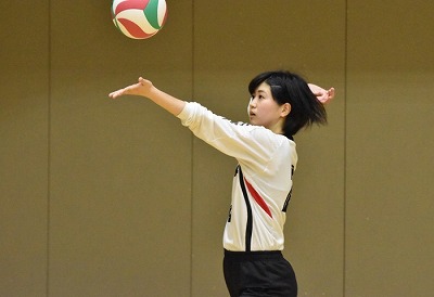 写真：サーブを打つ選手