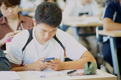 写真：スマホで感想を送る学生