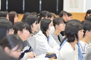 写真：卒業研究の発表を熱心に聞く食物学科3年生