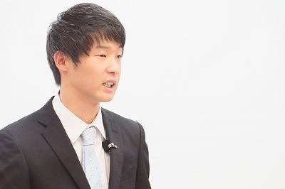 写真：卒業研究の発表会の様子。発表する男子学生