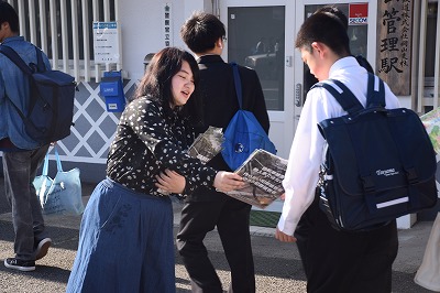 リーフレットを配る学生